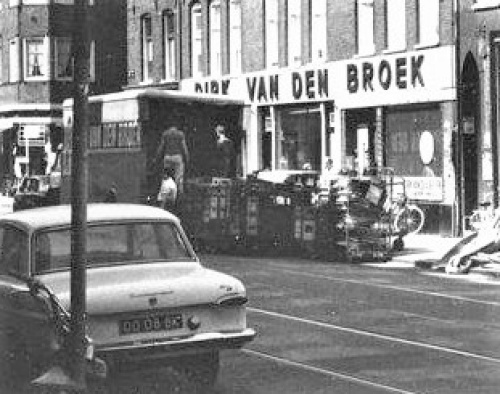 1967-Vrachtwagen-staat-te-lossen-in-de-2e-Nassaustraat.jpg