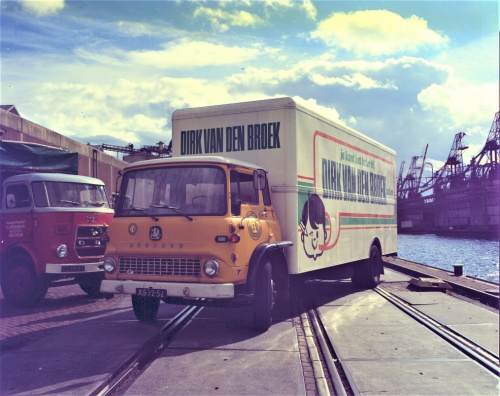 1968-Dirk-vrachtwagen-met-ultra-moderne-laadklep-Vlothaven-Amsterdam.jpg